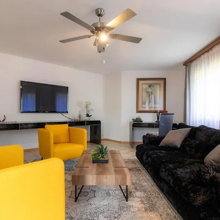 Spacious And Stylish 3 Bedroom In Apartment *