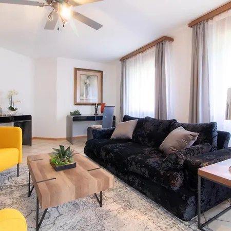 Spacious And Stylish 3 Bedroom In Apartment *