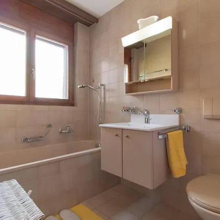 Spacious And Stylish 3 Bedroom In Apartment *