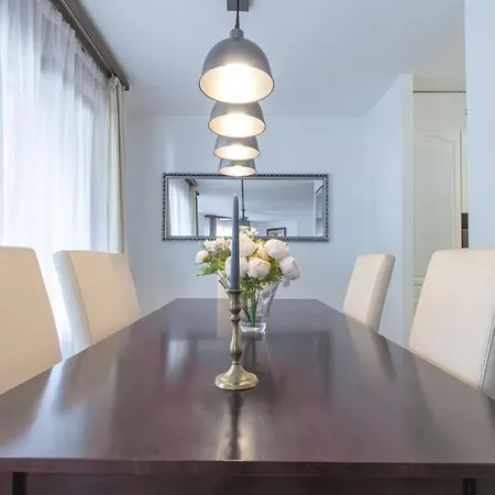 Spacious And Stylish 3 Bedroom In דירה *