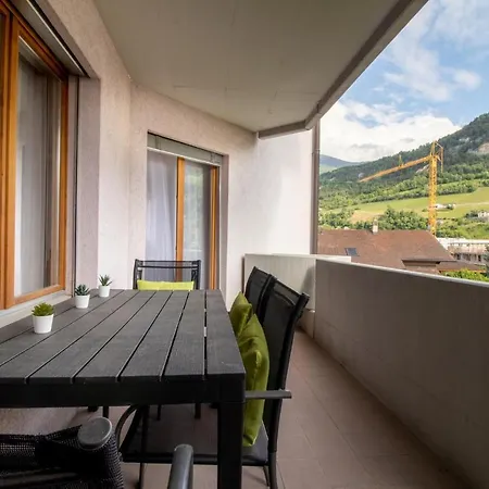 Spacious And Stylish 3 Bedroom In דירה